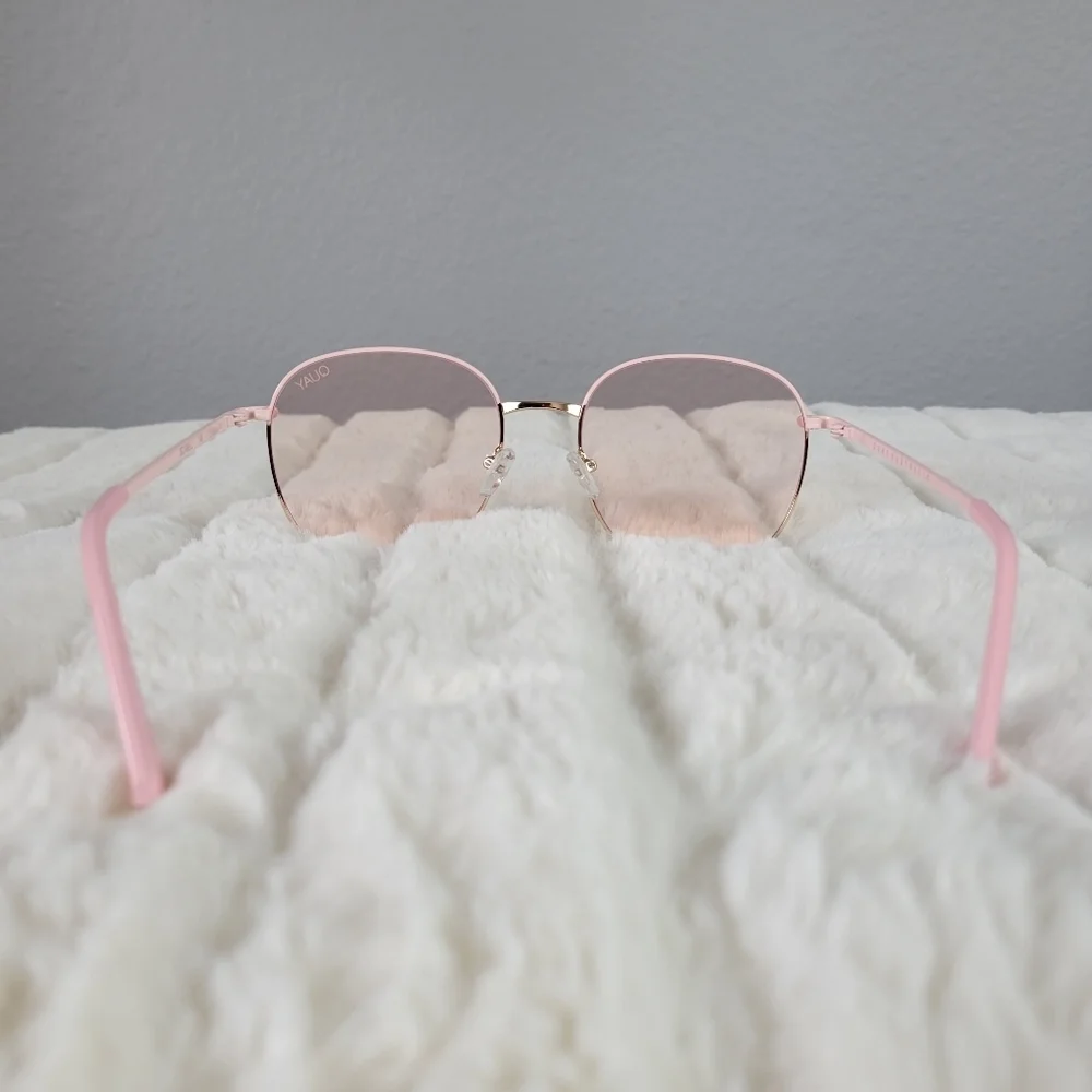 QUAY // ltd ed pink jezabel round frame blue light glasses